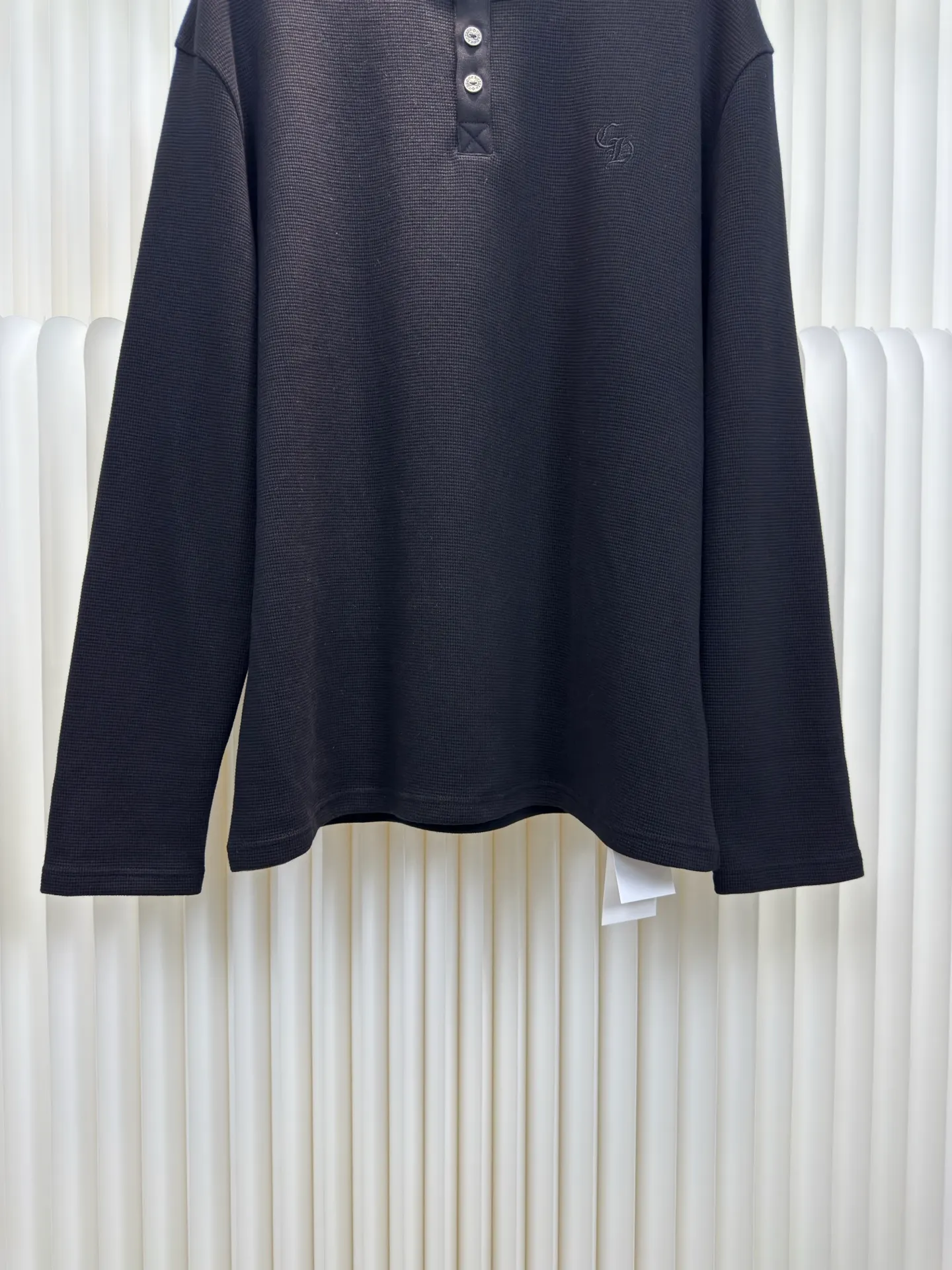 P400 Chrome Hear leather henley collar waffle sweatshirt. The fabric is made of 350g cotton waffle double-layer material before washing (to distinguish low-weight, cut corners and non-pure cotton market products). The silver buckles and scrolls are made of antique bronze and real silver (the material has reached 300+ quality in the market). The leather label is still made of genuine imported lambskin. The most important thing is the hand-sewn leather (the cost is high when it comes to manual work). A lot of effort has been put into the fabric, hardware and craftsmanship. The top quality in the market. The industry benchmark is only owned by a few people. Size S M L